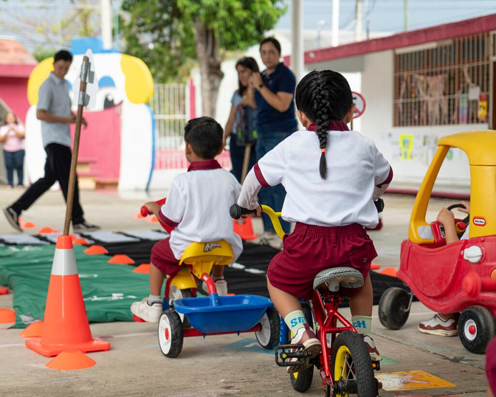 Niños en bicicleta en el proyecto Caminar y Rodar a la Escuela